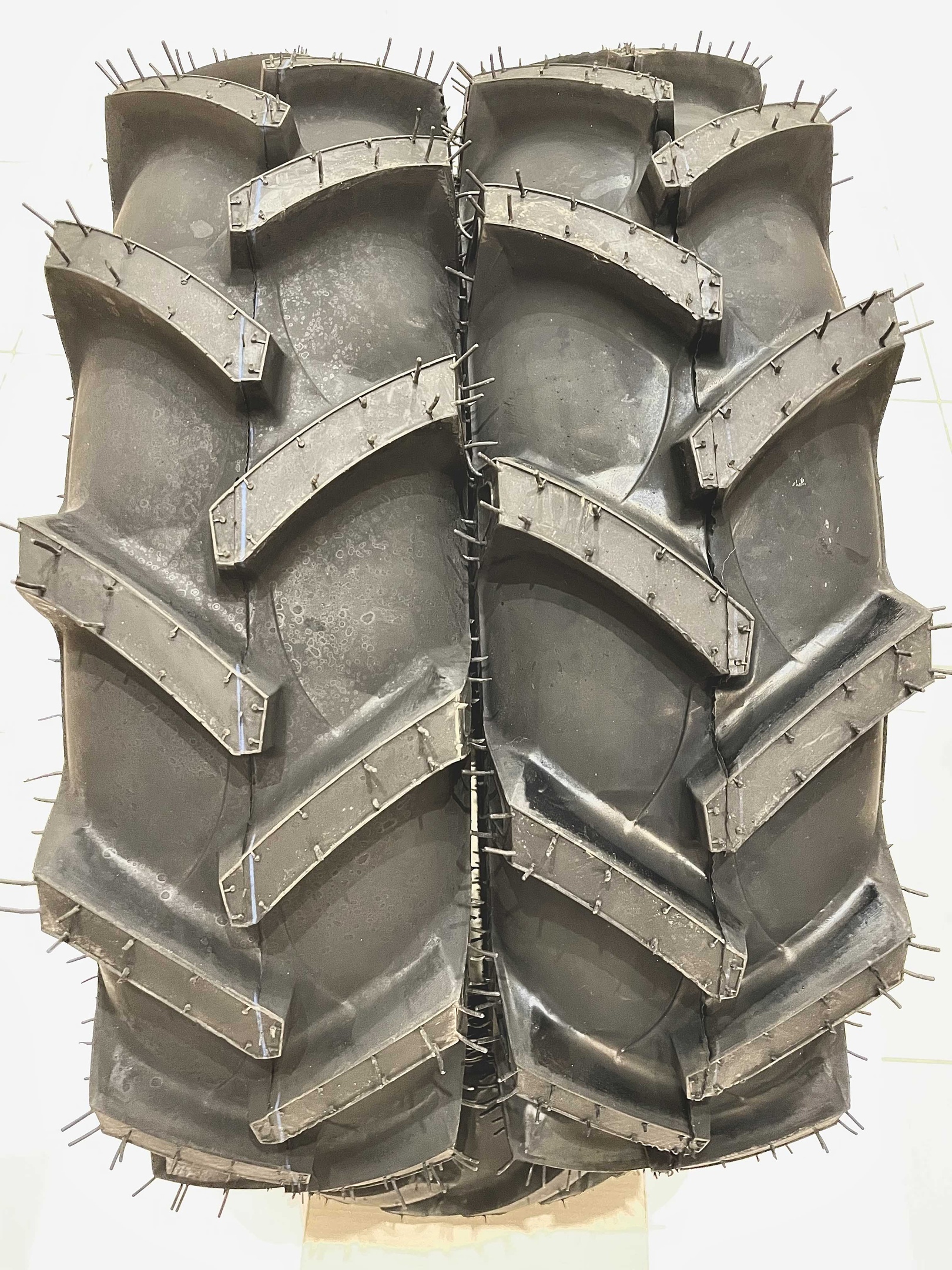 5/80 r13. Шина ласса сельхозтехника. 5/80 r13. 00-10 6pr. Газонную или индустриальную резину выбрать для минитрактора.